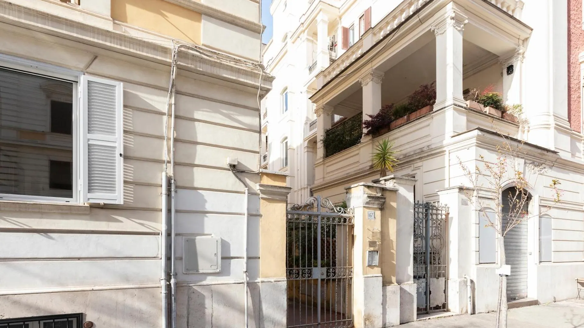 The Best Rent - Sunny Three-Bedroom Apartment Near Ottaviano Metro Stop Rome