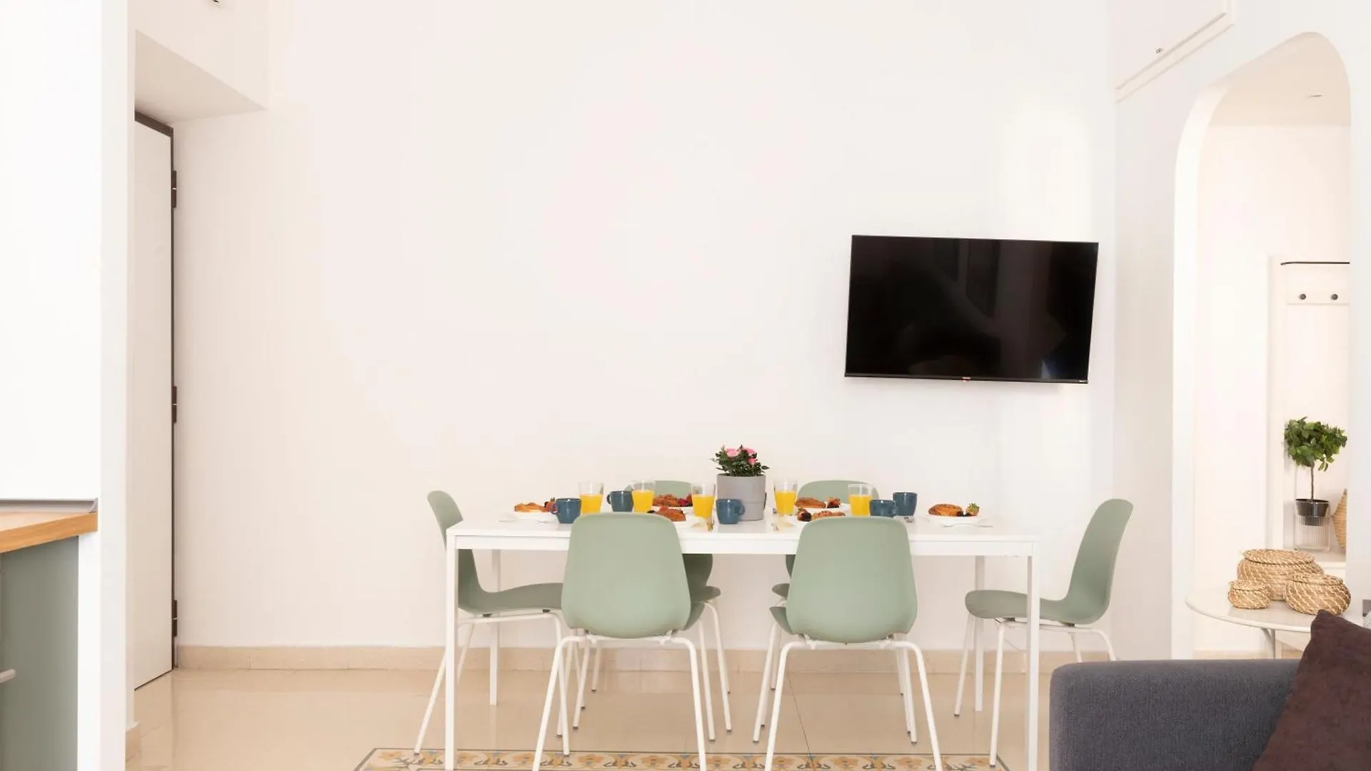 The Best Rent - Sunny Three-Bedroom Apartment Near Ottaviano Metro Stop Rome