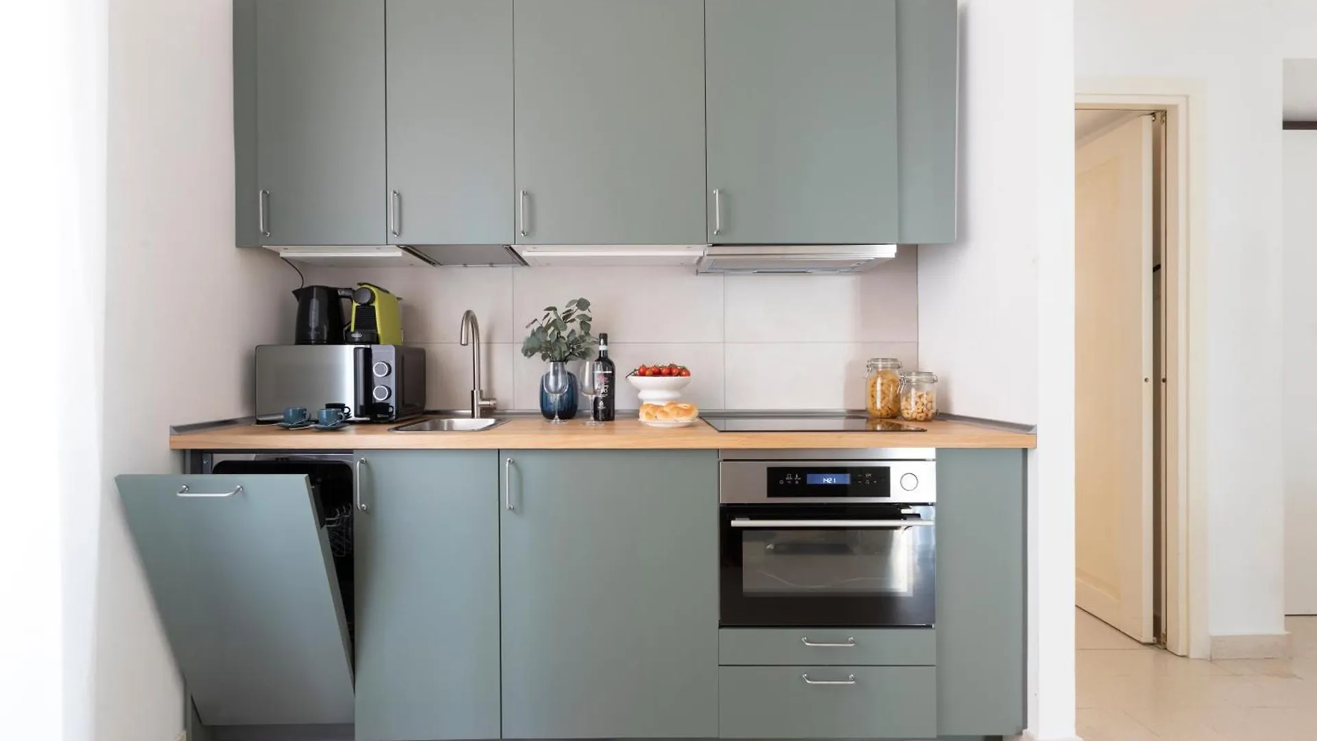 The Best Rent - Sunny Three-Bedroom Apartment Near Ottaviano Metro Stop Rome Italy