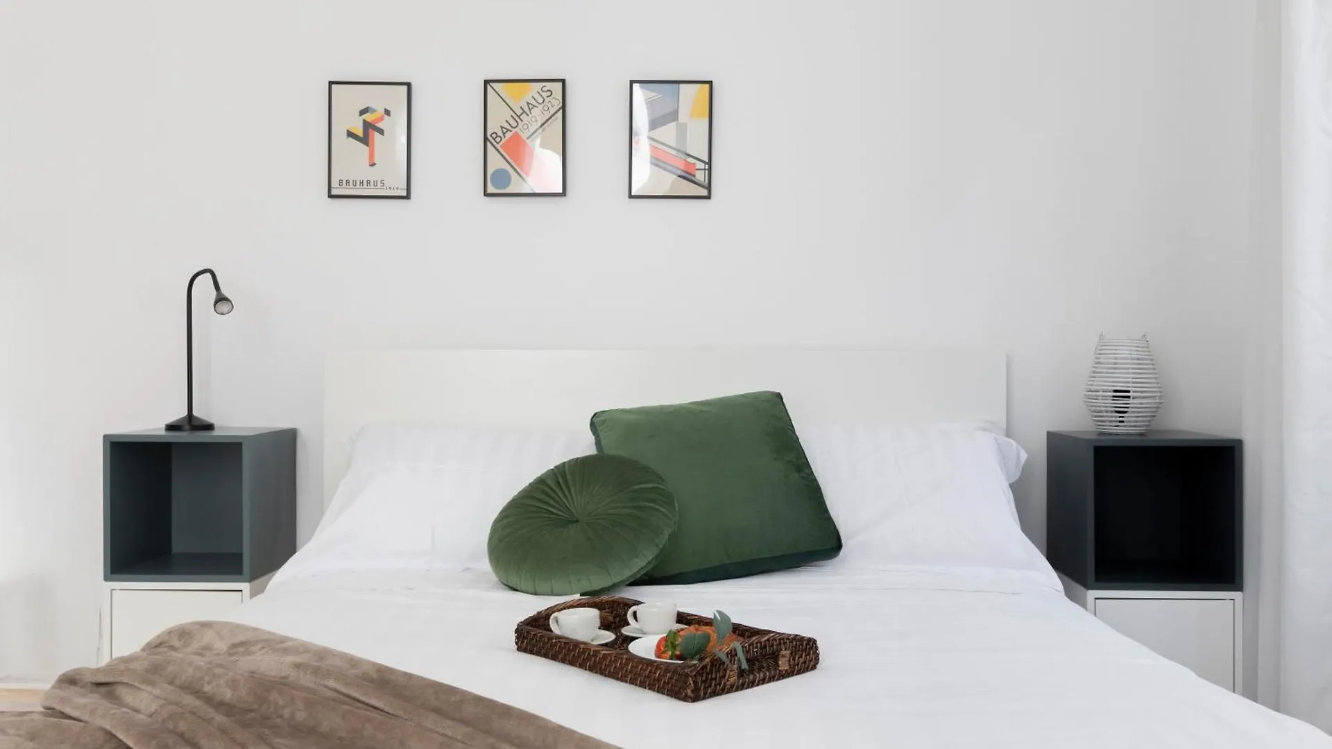 The Best Rent - Sunny Three-Bedroom Apartment Near Ottaviano Metro Stop Řím